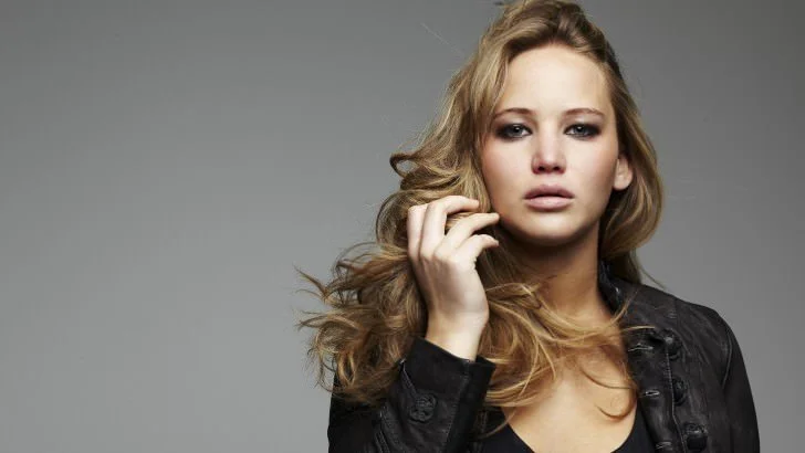 jennifer lawrence people are convinced she had eye surgery.